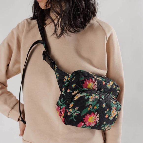 BAGGU Handbags - NWT Baggu Fanny Pack in Rhian Daisy